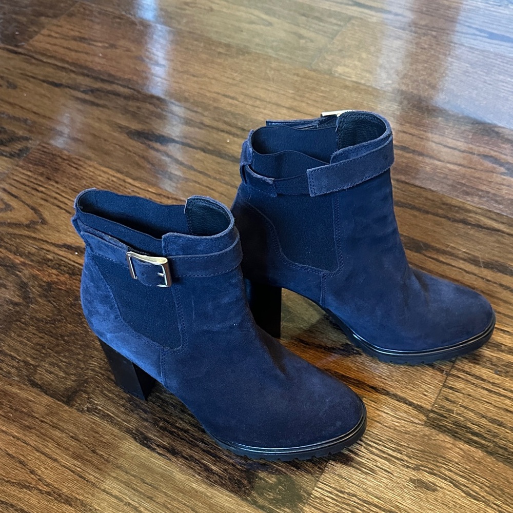 BARNEY’S NEW YORK gorgeous Navy blue Suede ankle boots Size 7(37)